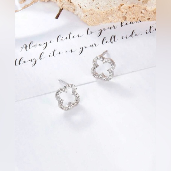 S925Stamped Silver Clover Design Earrings NWT - Picture 4 of 6